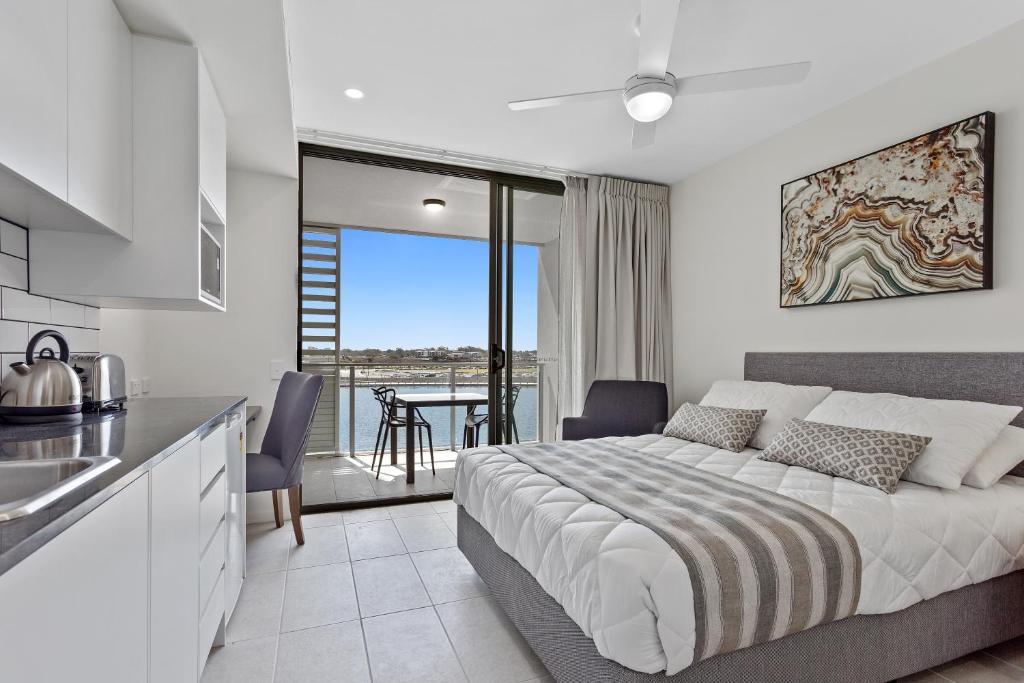 North Shore Oceanside Kawana Studio with Balcony