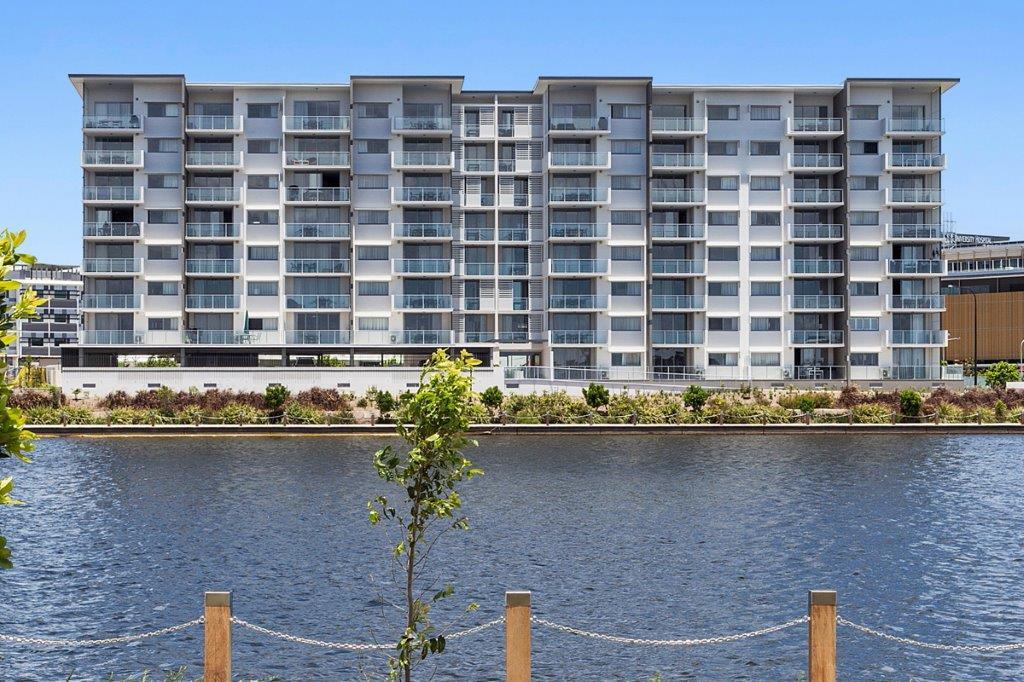 North Shore Oceanside Kawana Studio with Balcony